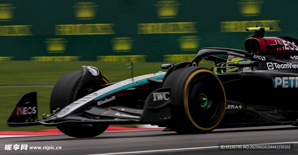 高速飞驰的F1赛车