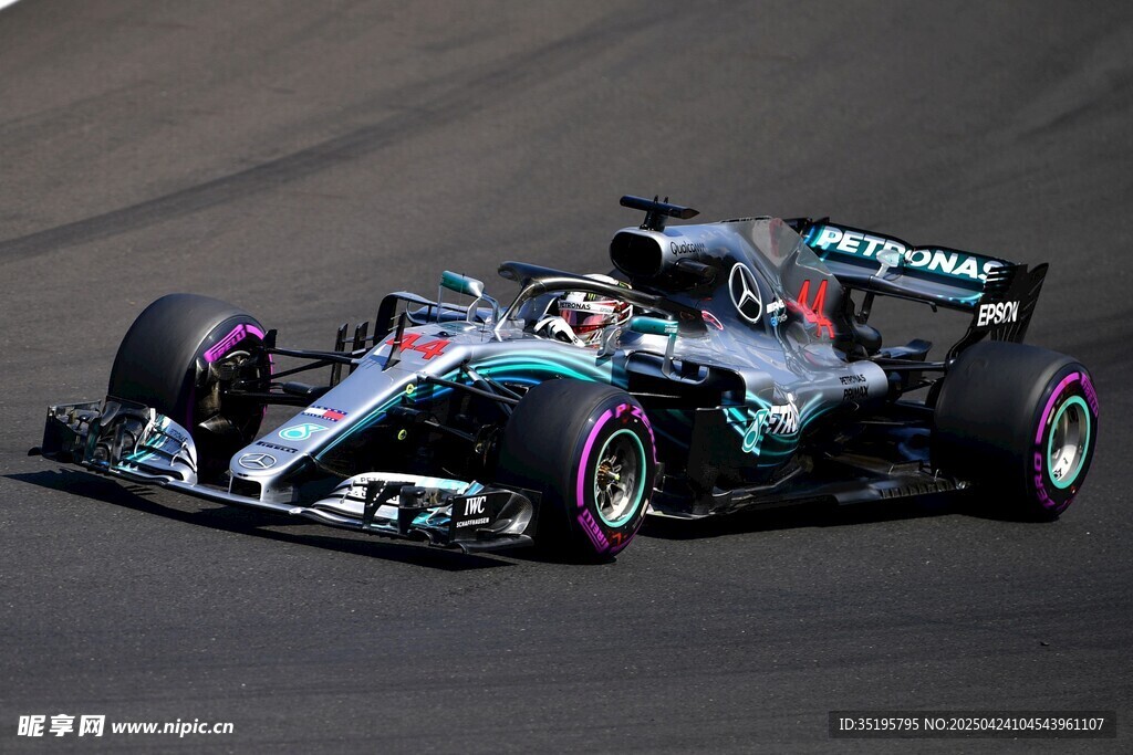 高速飞驰的F1赛车