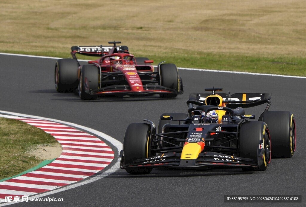 赛道上的激烈F1赛车对决