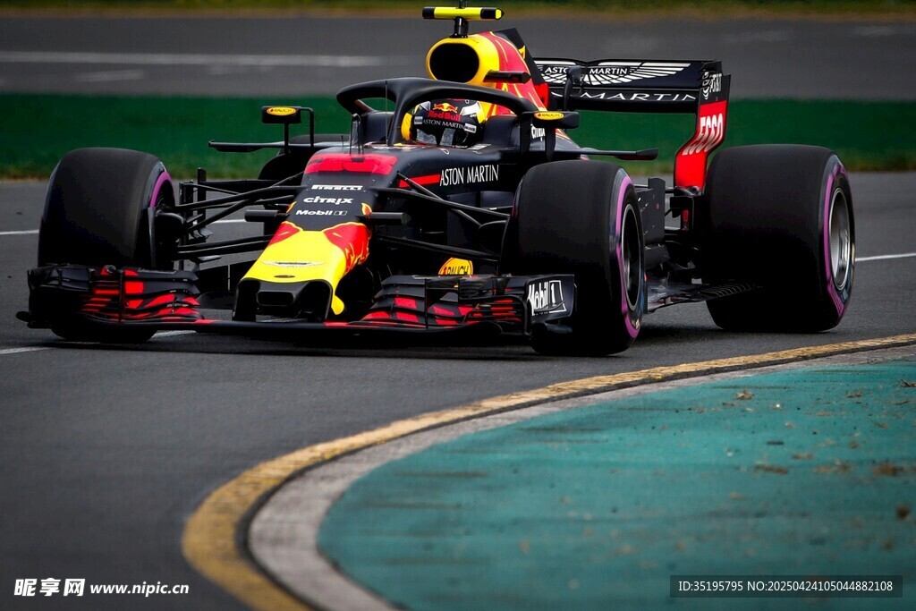 高速飞驰的F1赛车