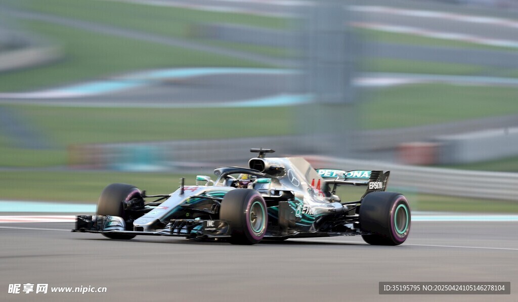 赛道上飞驰的F1赛车