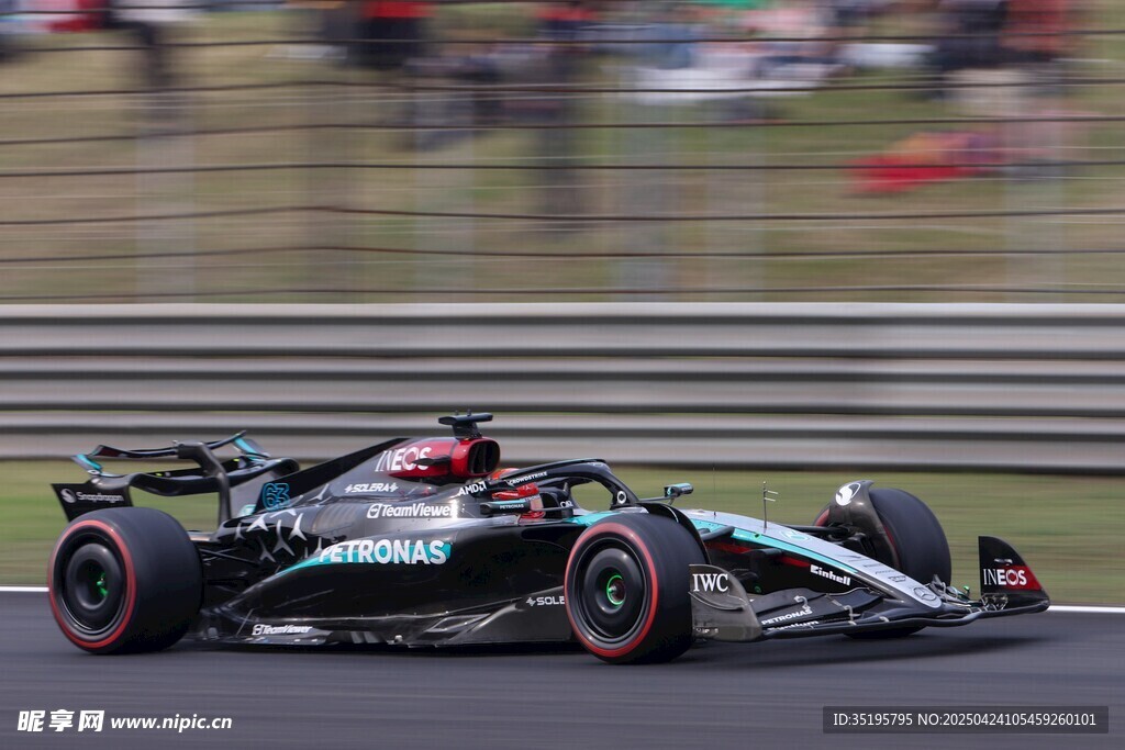 高速飞驰的F1赛车