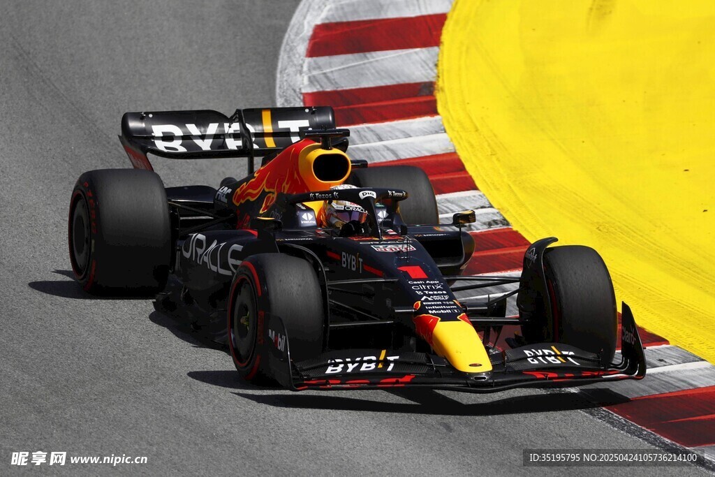 高速飞驰的F1赛车
