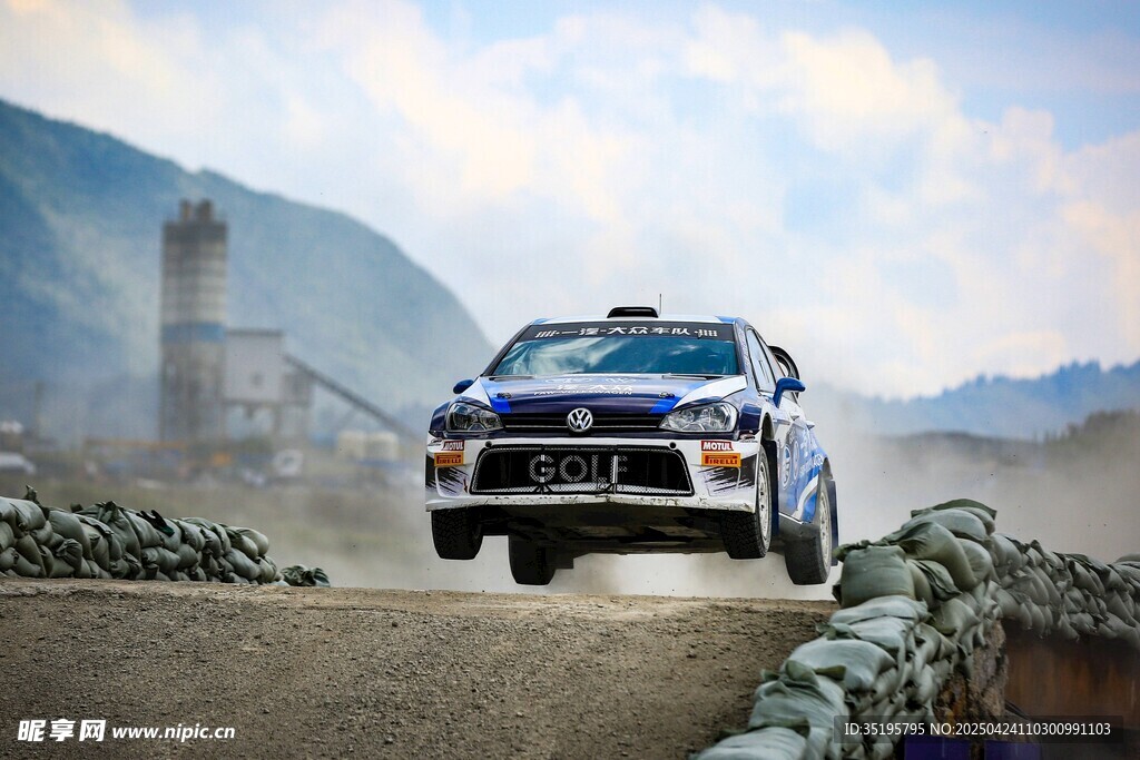 越野汽车飞跃山间小道