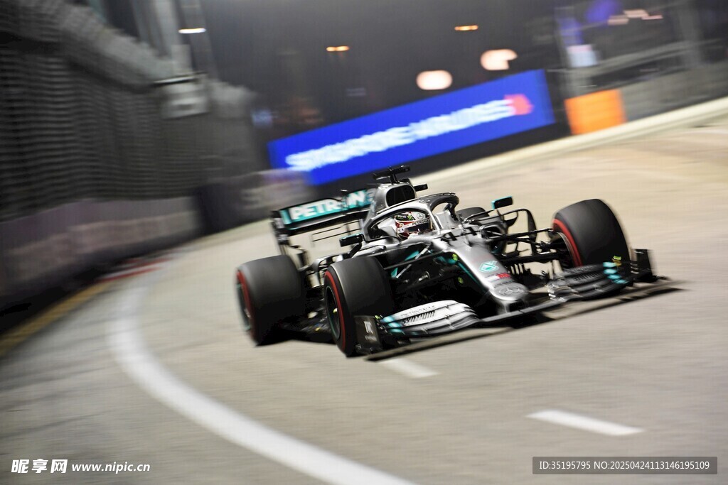 高速飞驰的F1赛车