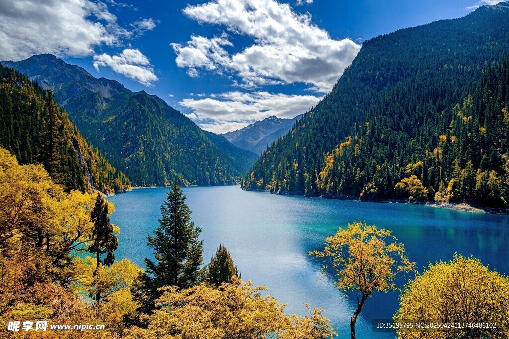 美丽湖景与山间秋色
