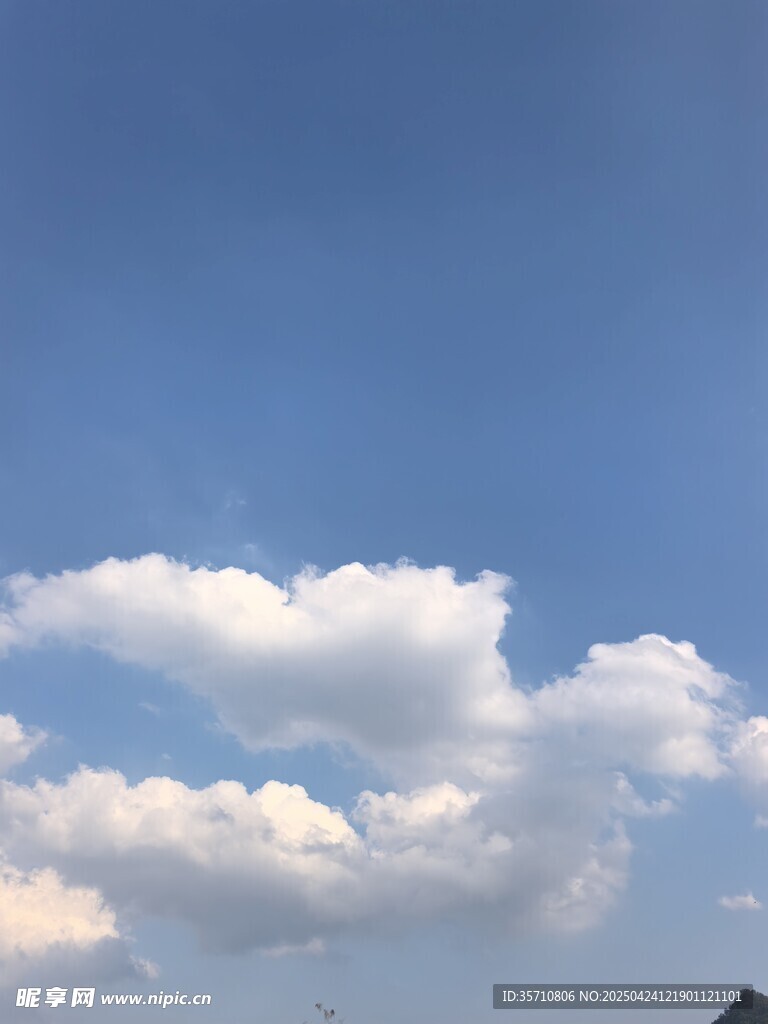 蓝天飘白云