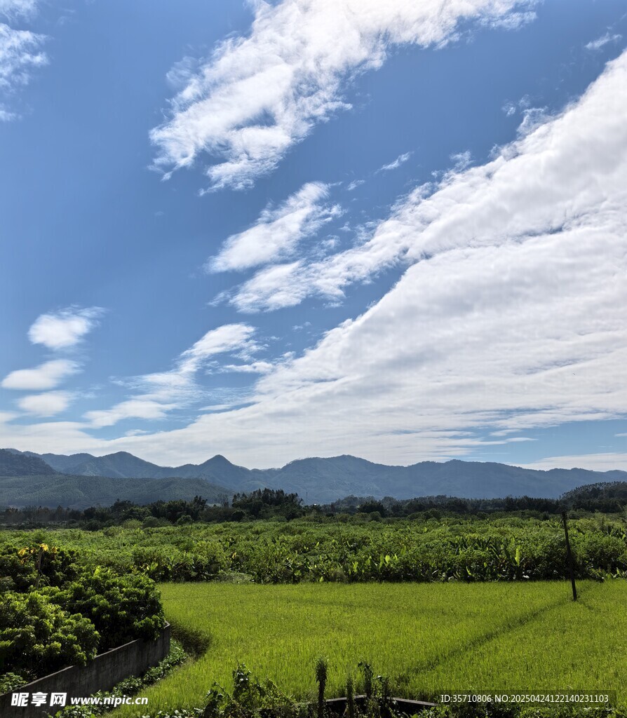 绿野蓝天间的秀丽山川