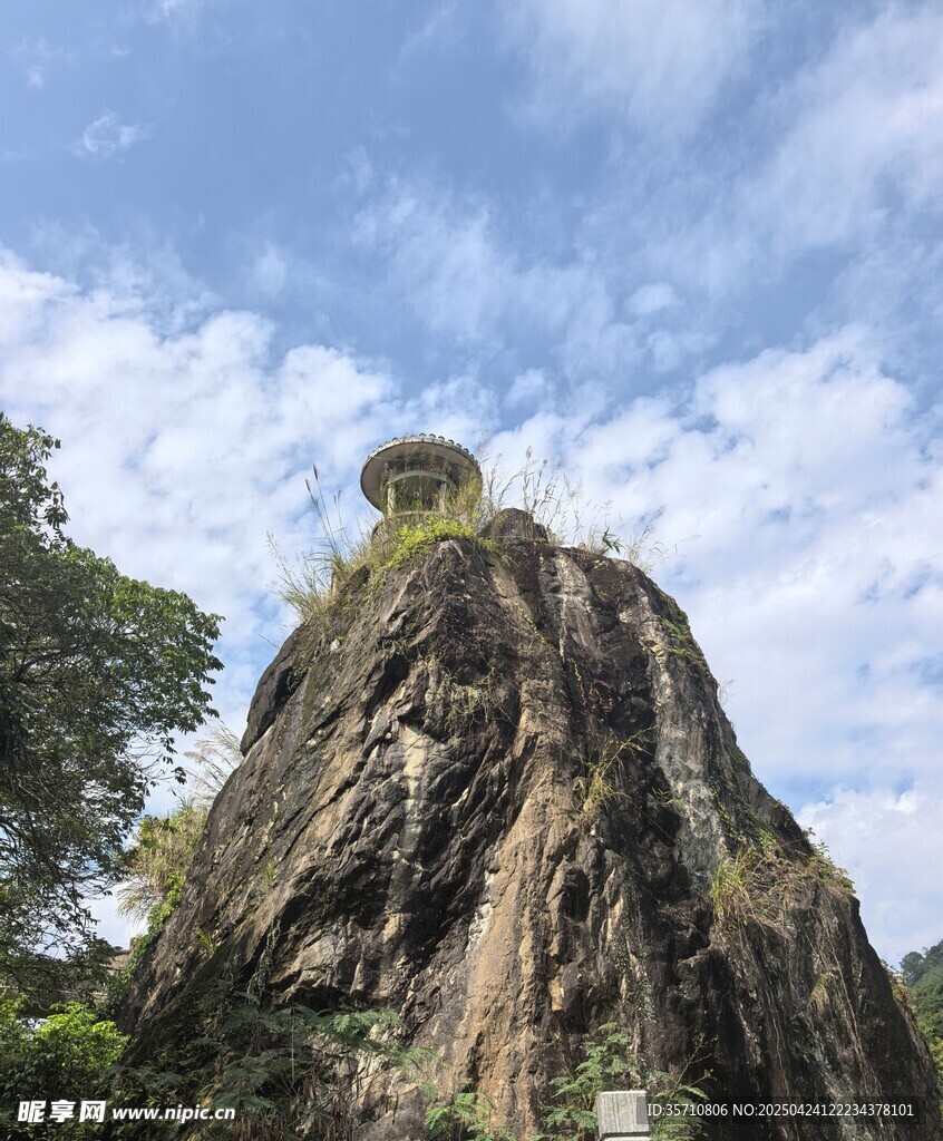 孤峰耸立云端绿意环绕