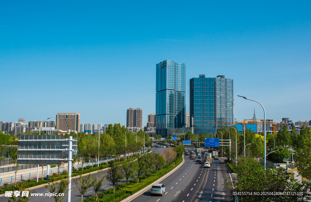 城市道路旁的现代高楼景观