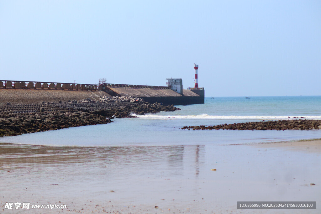宁静海边码头风景