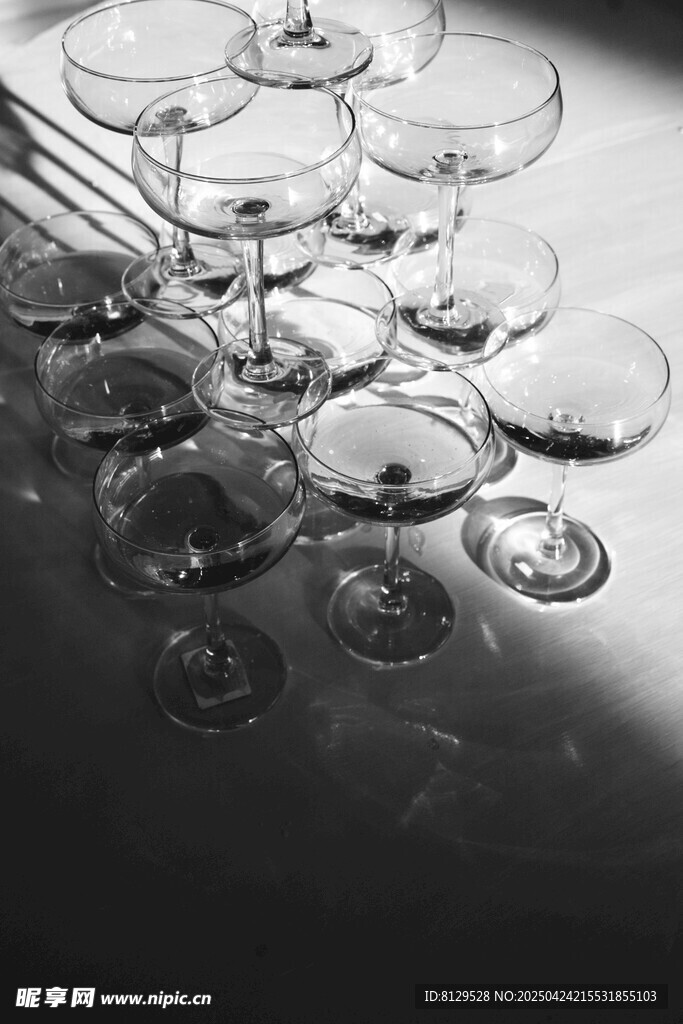 排列整齐的精致玻璃酒杯