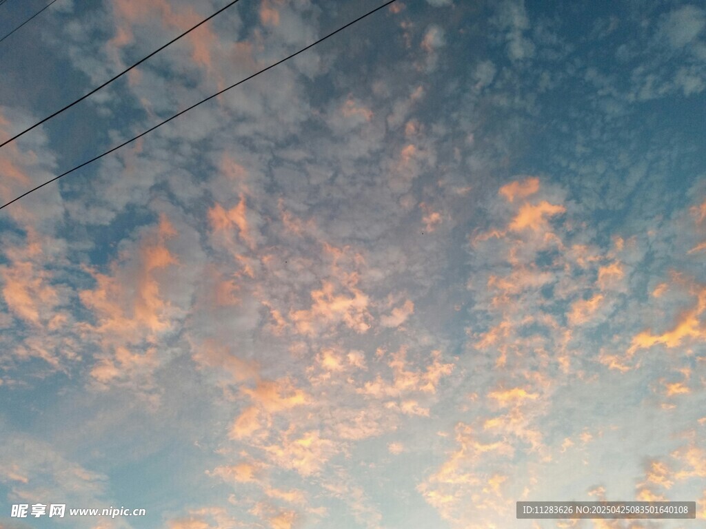 夕阳下的绚烂天空