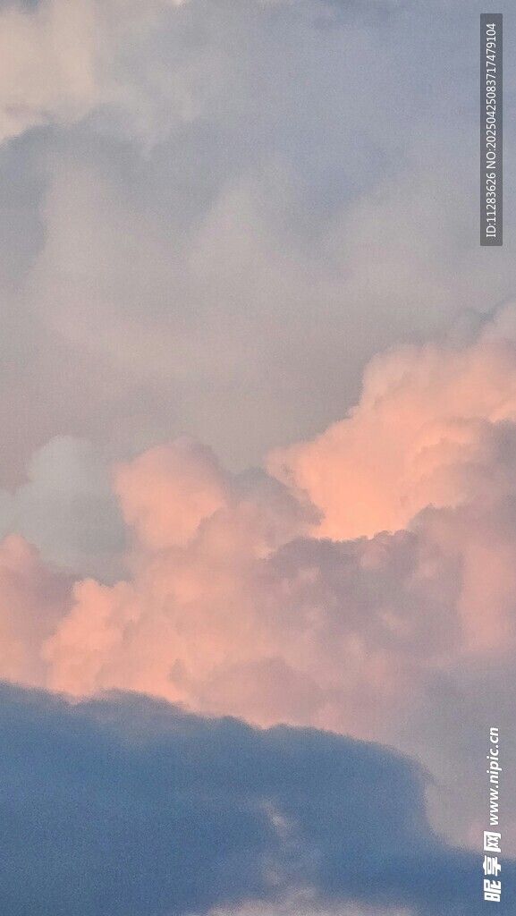 梦幻粉蓝天空云朵美景