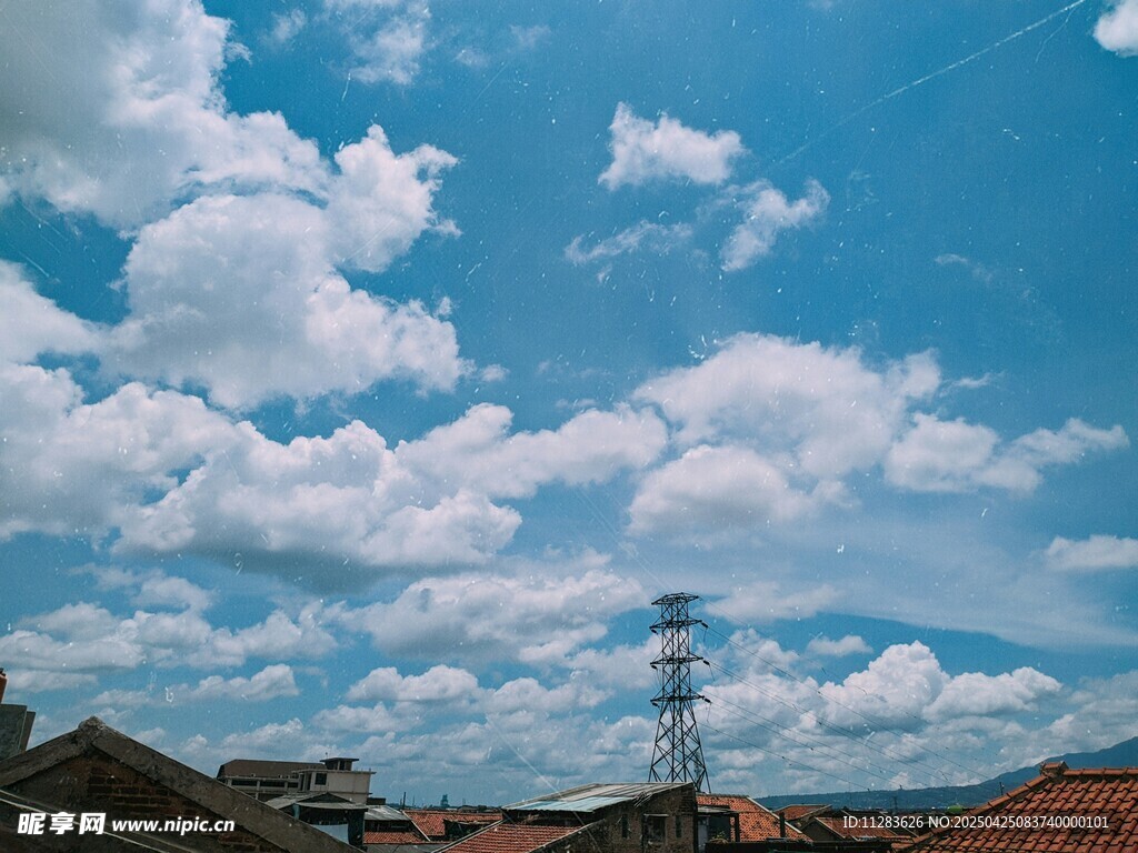 屋顶之上的蓝天白云