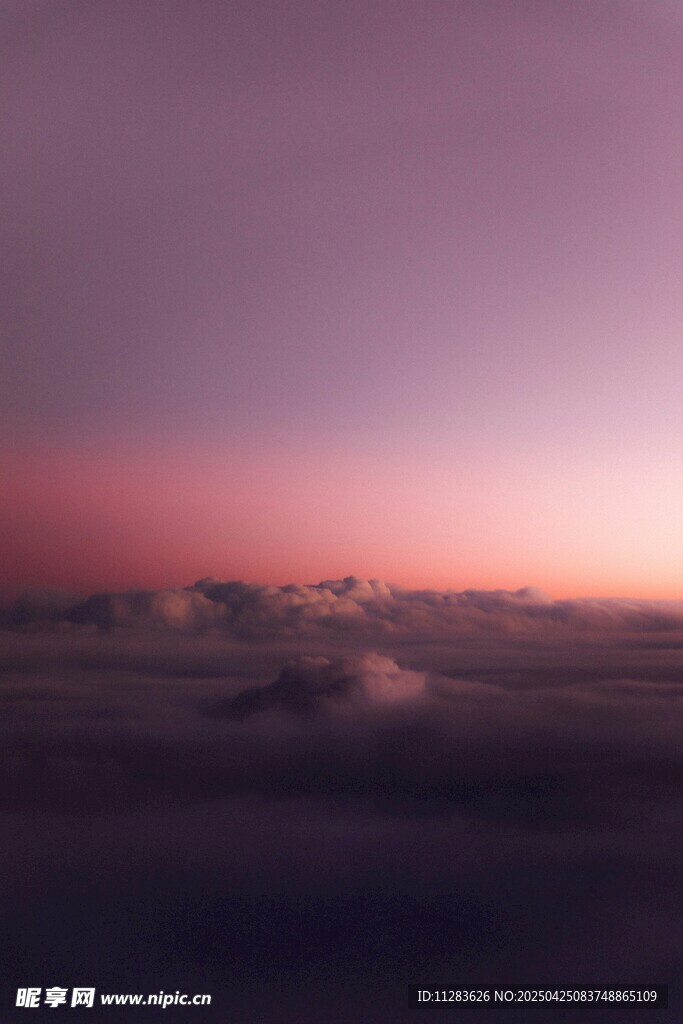 梦幻粉紫色云海日出景象