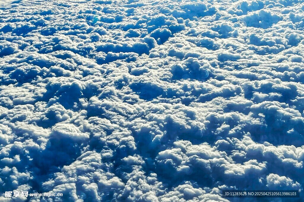 高空俯瞰的壮丽云海景观