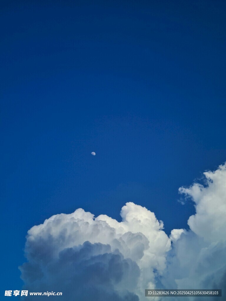 蓝天中的云朵