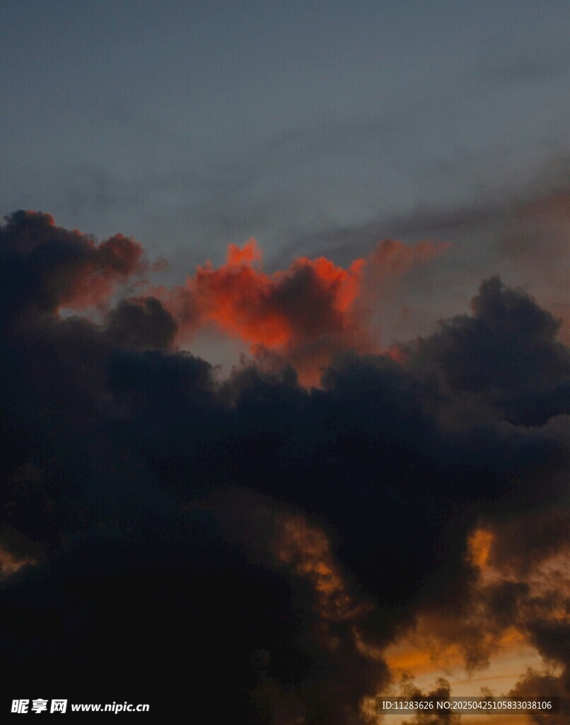 夕阳下的绚烂云层