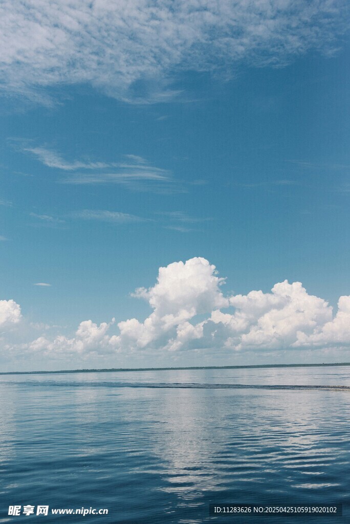 蓝天碧水间的宁静湖面