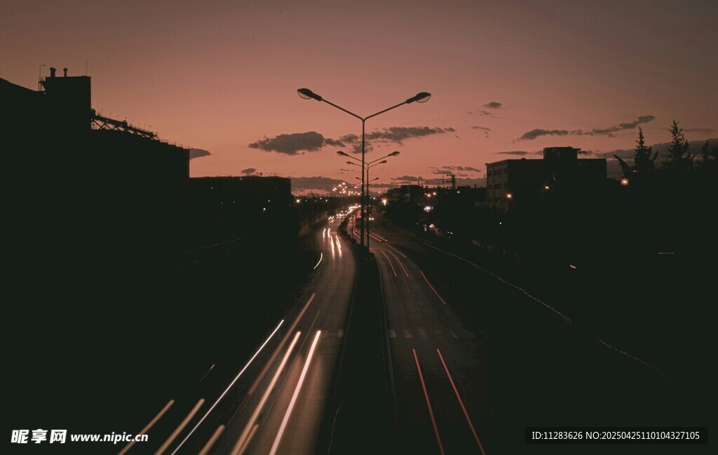 黄昏下的城市道路光影