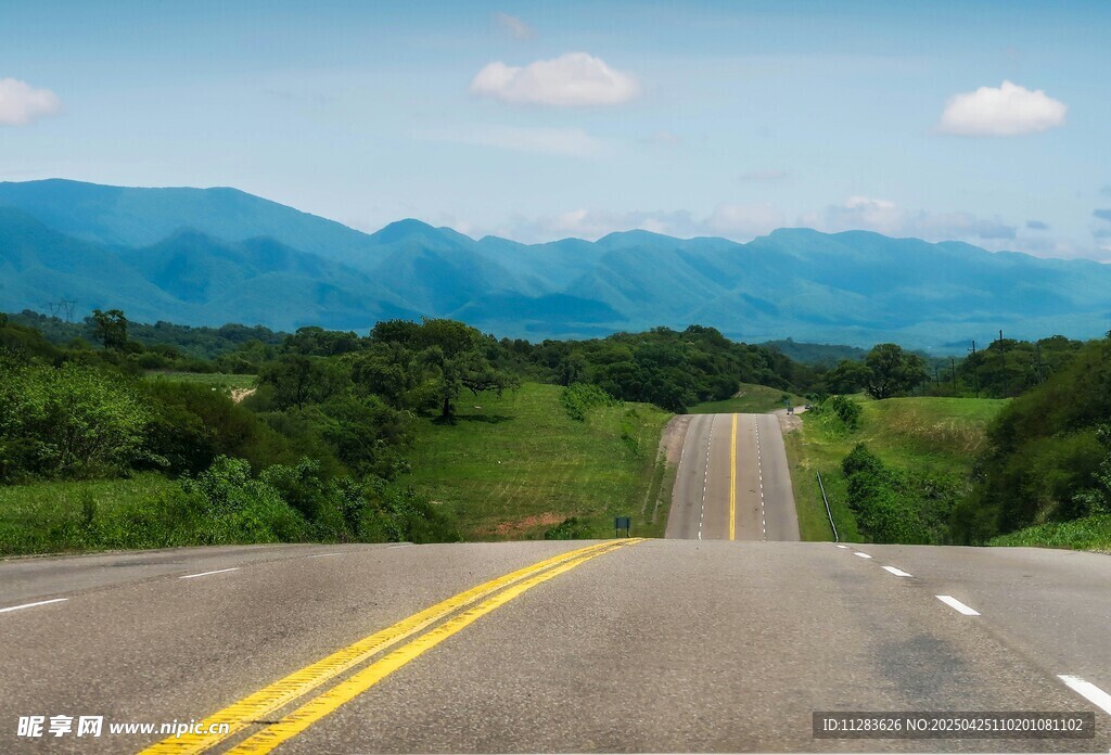 宽阔公路伸向青山绿野