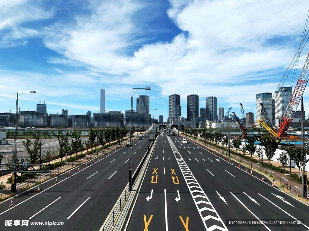 宽阔城市道路与远处高楼