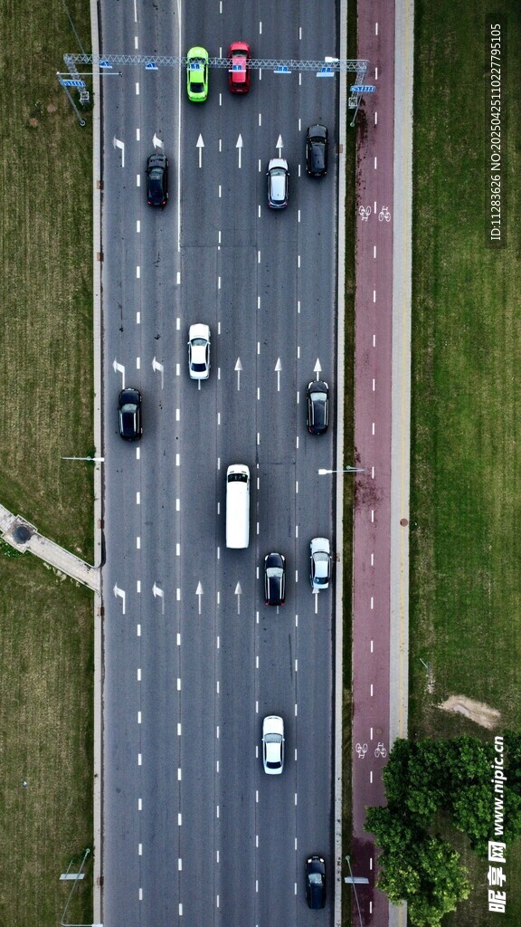 城市道路车辆行驶景象