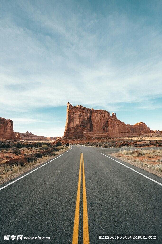 荒漠公路延伸向远方