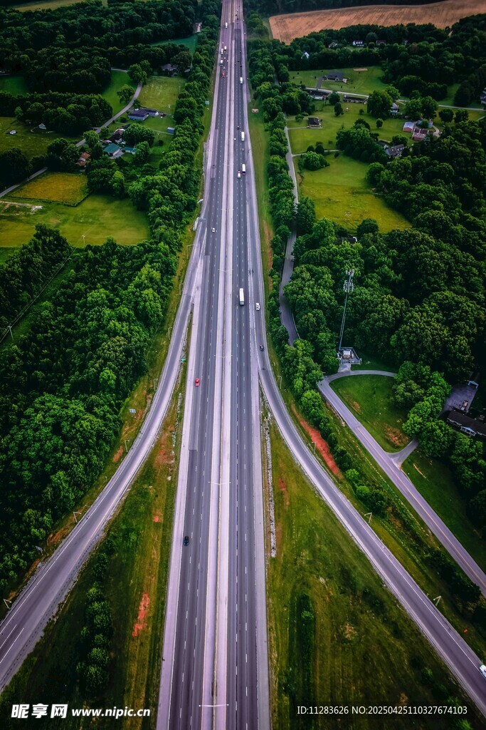 俯瞰交错公路与绿野