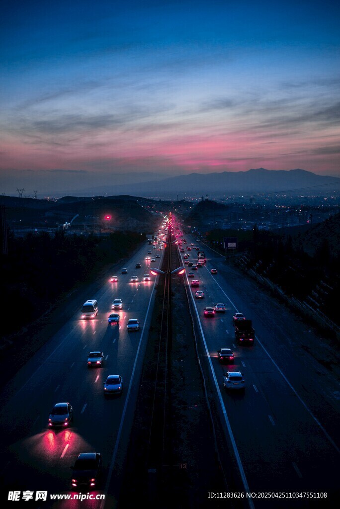 夜幕下繁忙公路