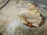 勺子中的美味海鲜佳肴