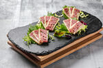 精致摆盘的美味生牛肉片