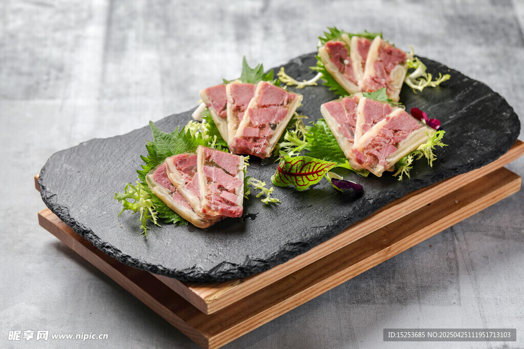 精致摆盘的美味生牛肉片