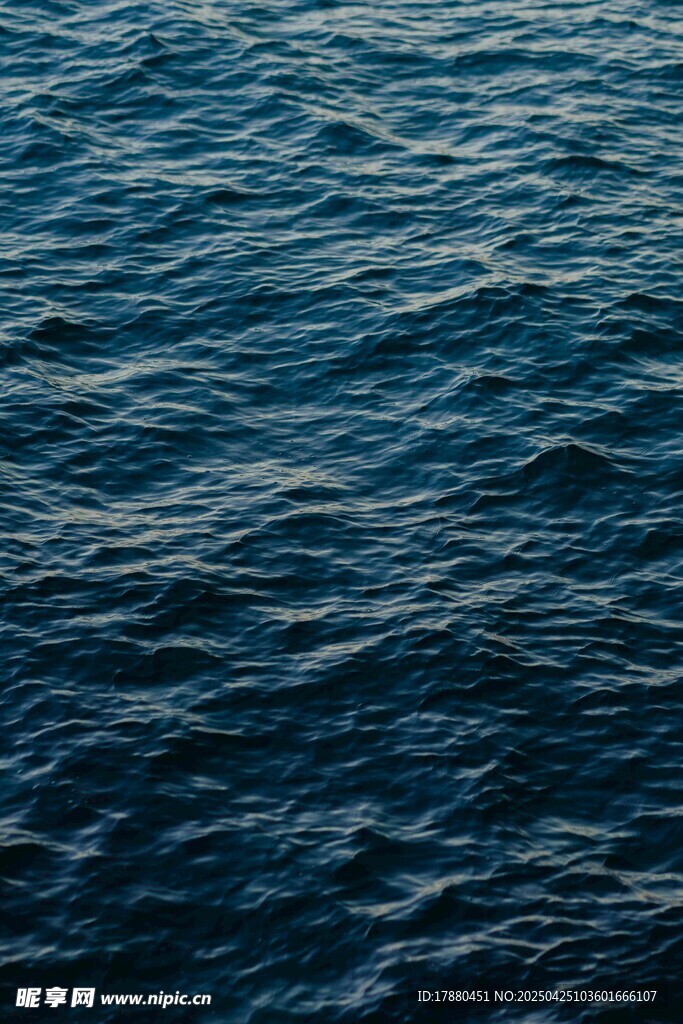 蓝色海面波纹景象
