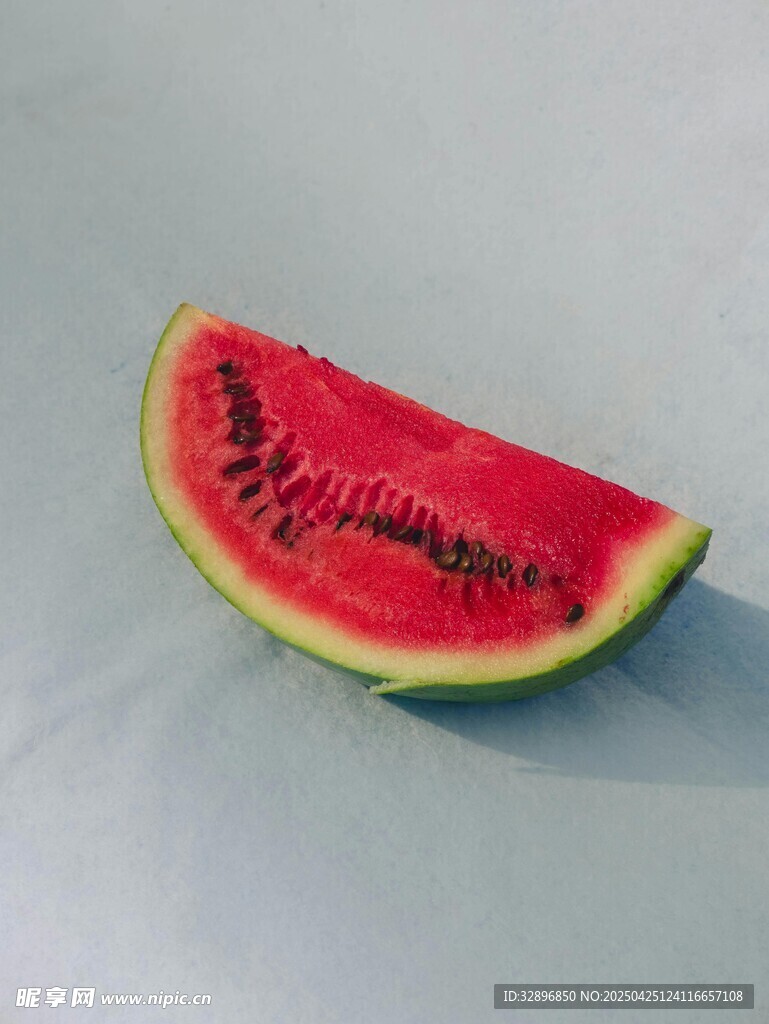 鲜红多汁的一块西瓜