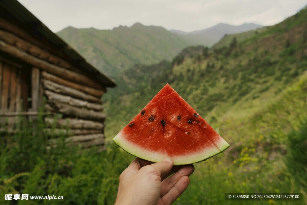 山间木屋旁的美味西瓜