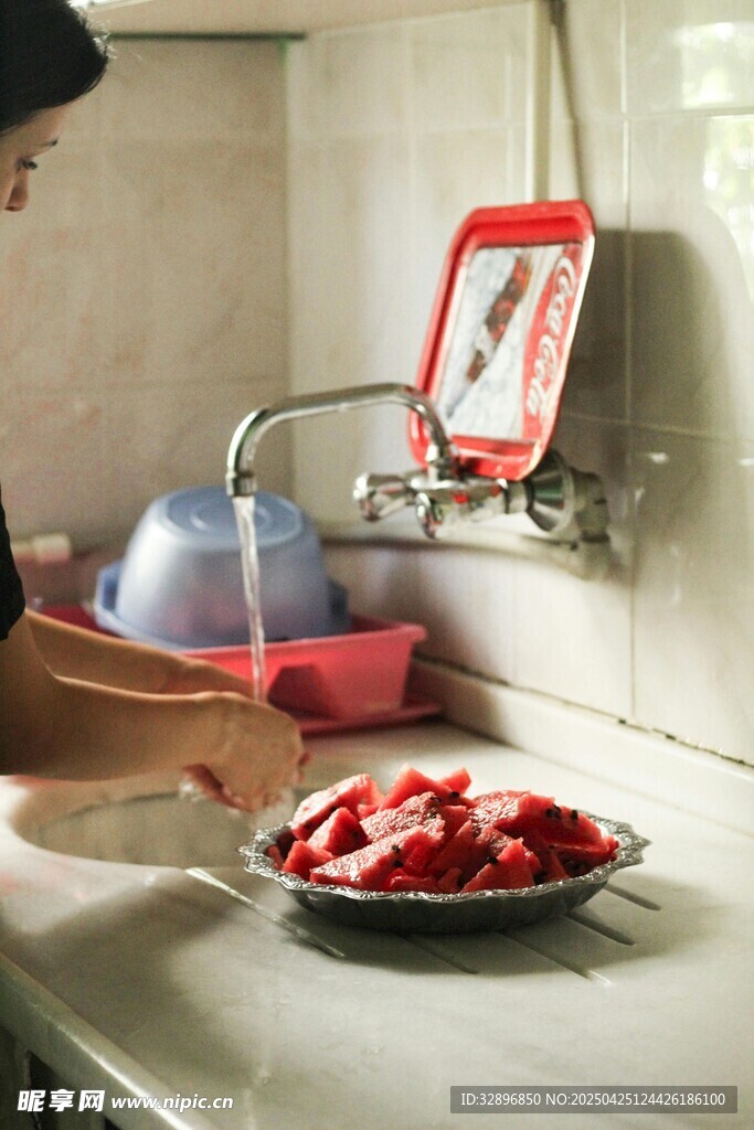 厨房中清洗红色食材场景