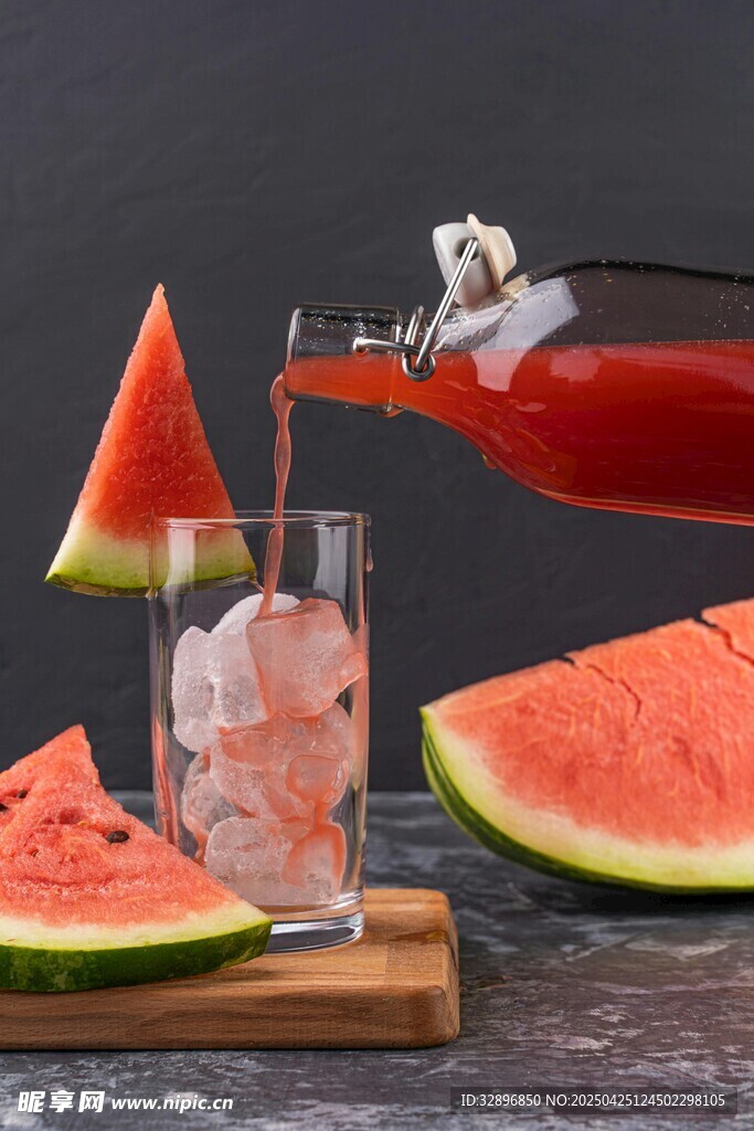 西瓜汁倒入杯 清凉一夏