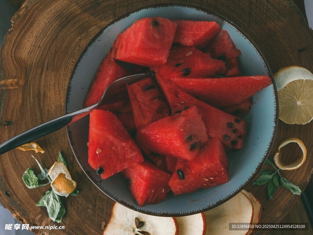 碗中红辣椒及周边食材