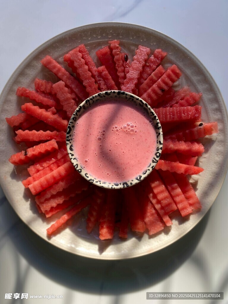 草莓围边的粉色饮品拼盘