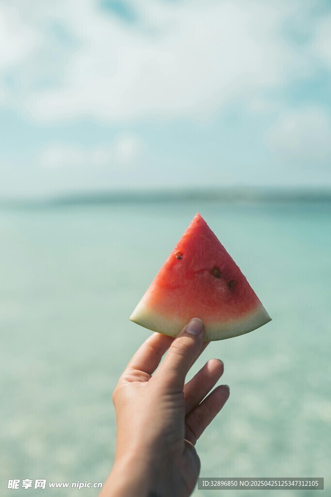 海边手持西瓜的惬意瞬间