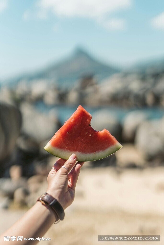 海边手持西瓜的惬意瞬间