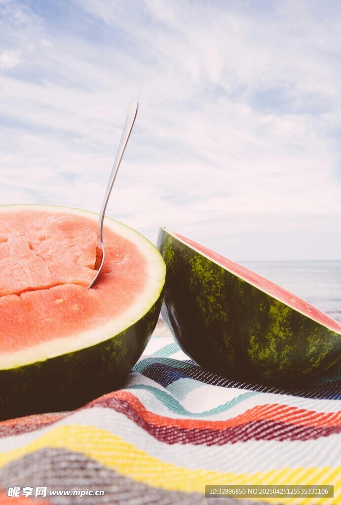 夏日沙滩上的美味西瓜