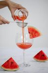 手作西瓜汁倒入高脚杯