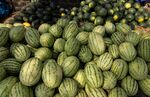 新鲜翠绿的瓜类堆叠