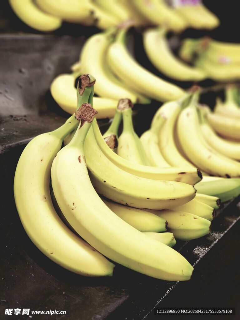 新鲜成串香蕉整齐摆放