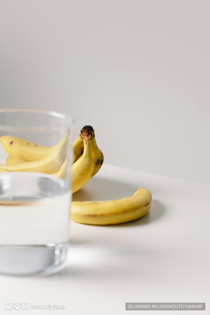 玻璃杯旁的香蕉切片