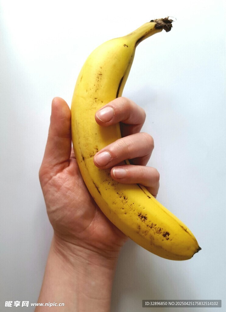 手握着一根黄色香蕉