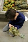 小孩挑选菠萝